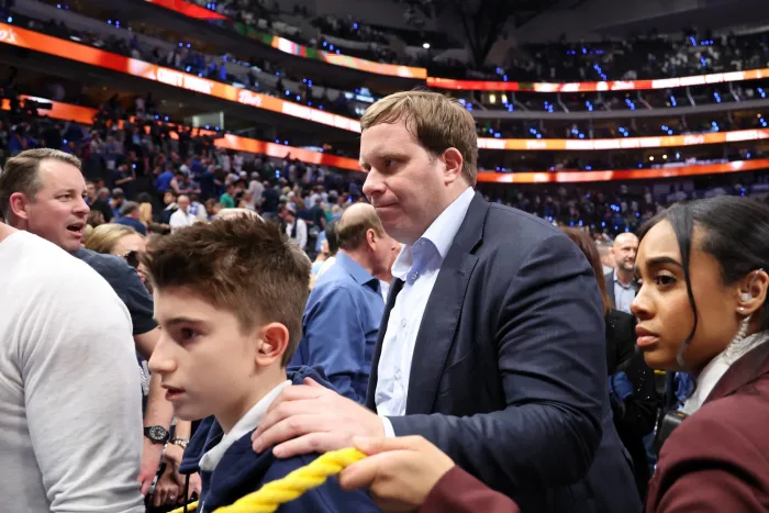 維克多·溫巴尼亞馬在對陣白金漢的比賽中避免了嚴重受傷，此前他與揚尼斯·安特托昆博發生了驚險碰撞